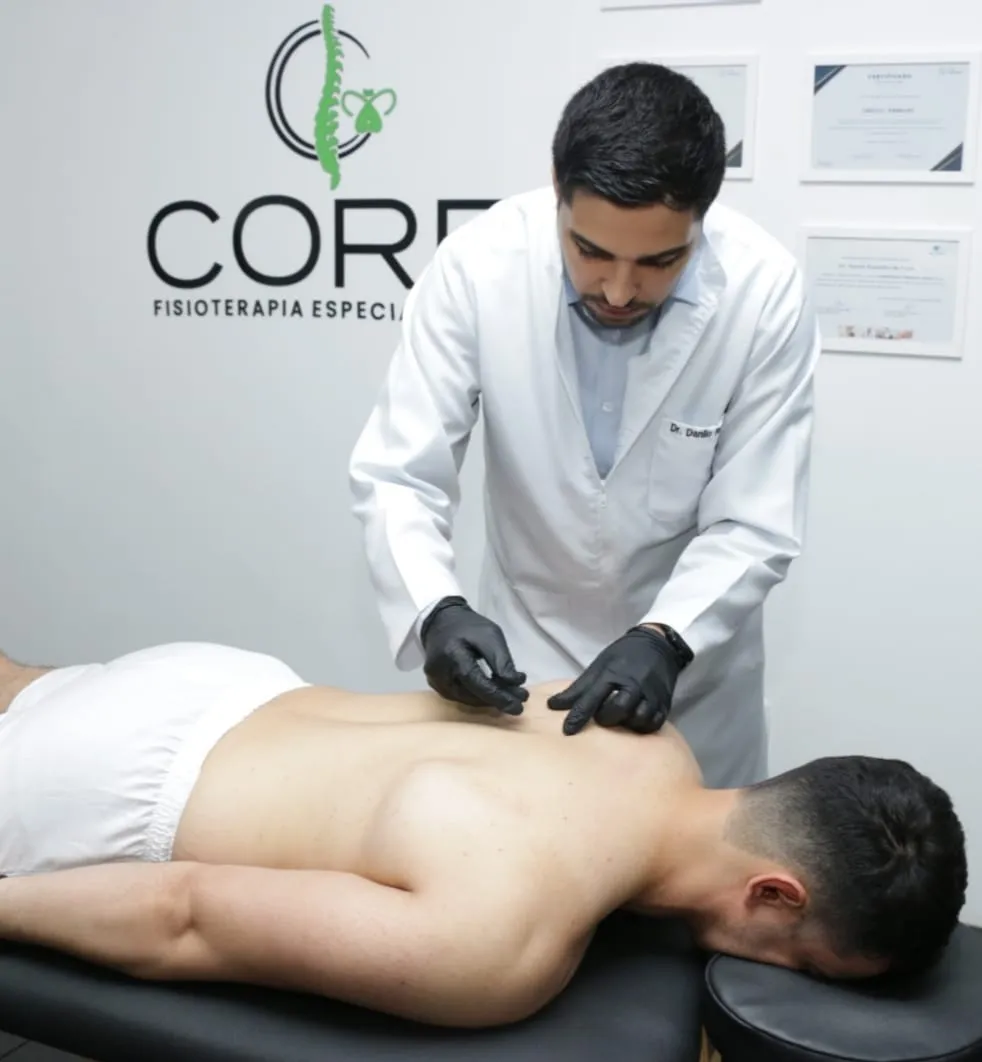 Dr. Danilo atendendo um paciente na CORE Fisioterapia