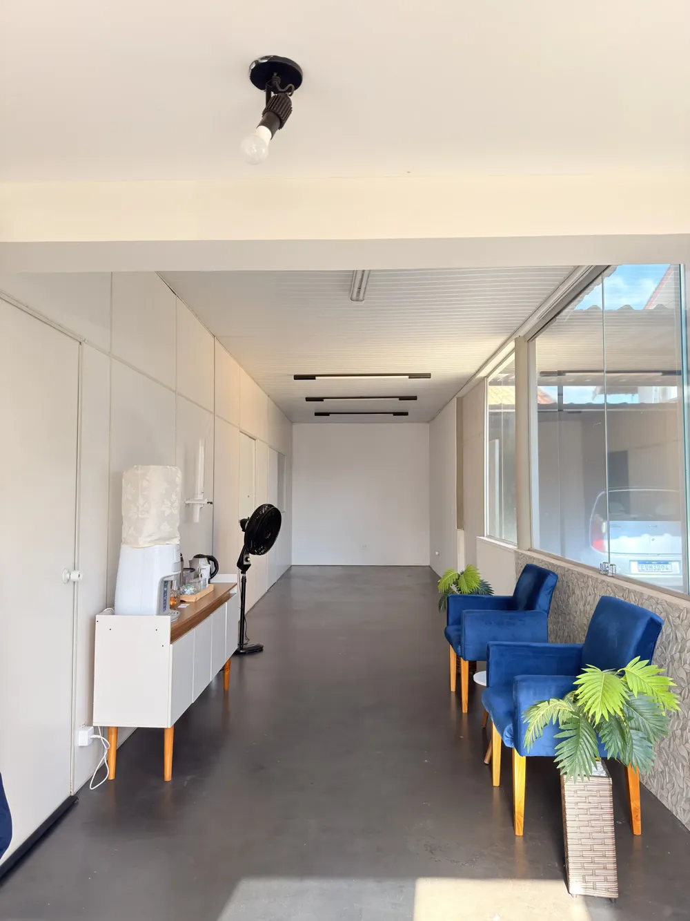 Corredor e sala de espera da CORE Fisioterapia