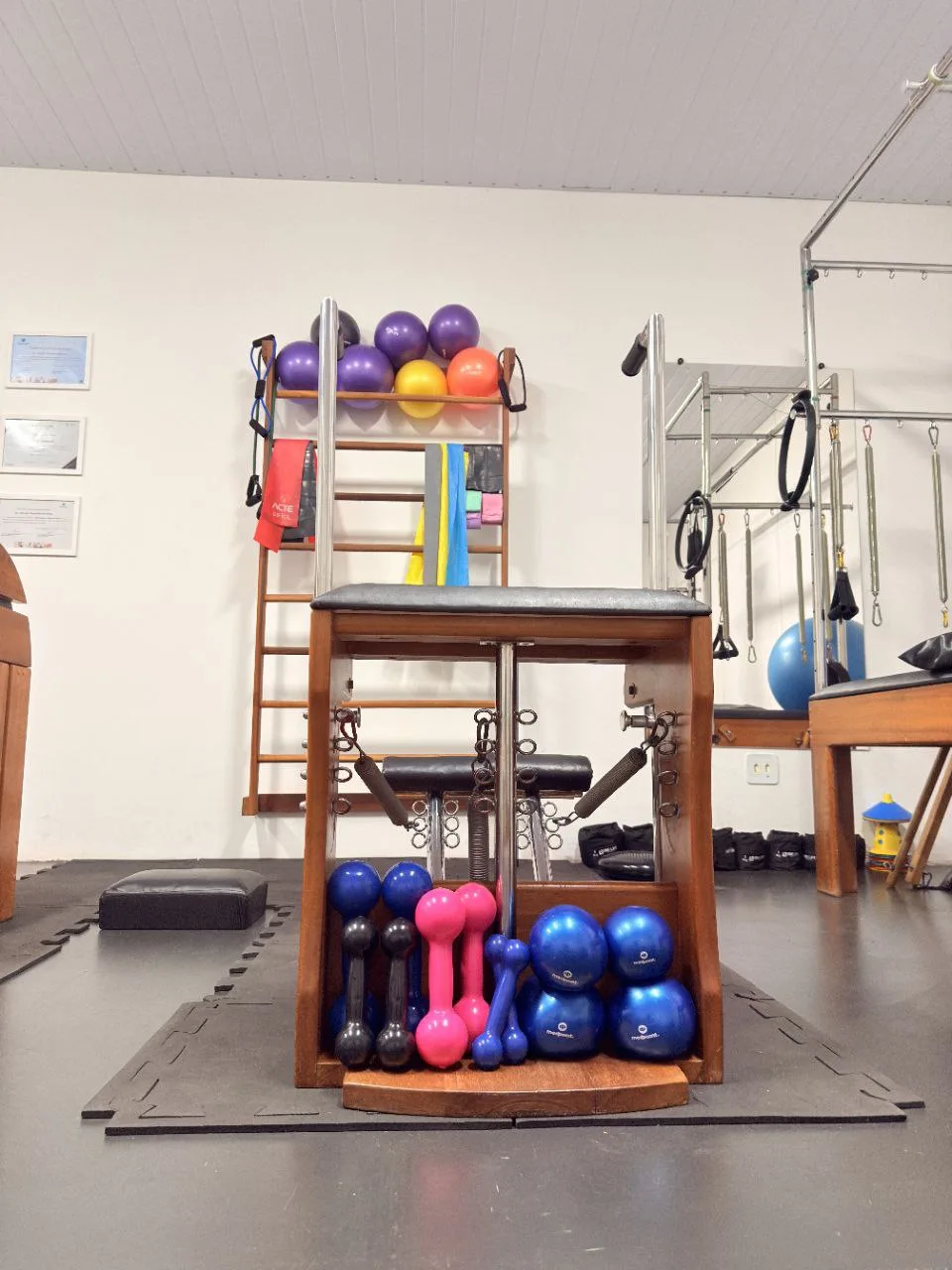 Aparelho de pilates com halteres e bolas